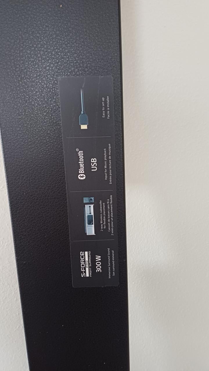 Soundbar met subwoofer.