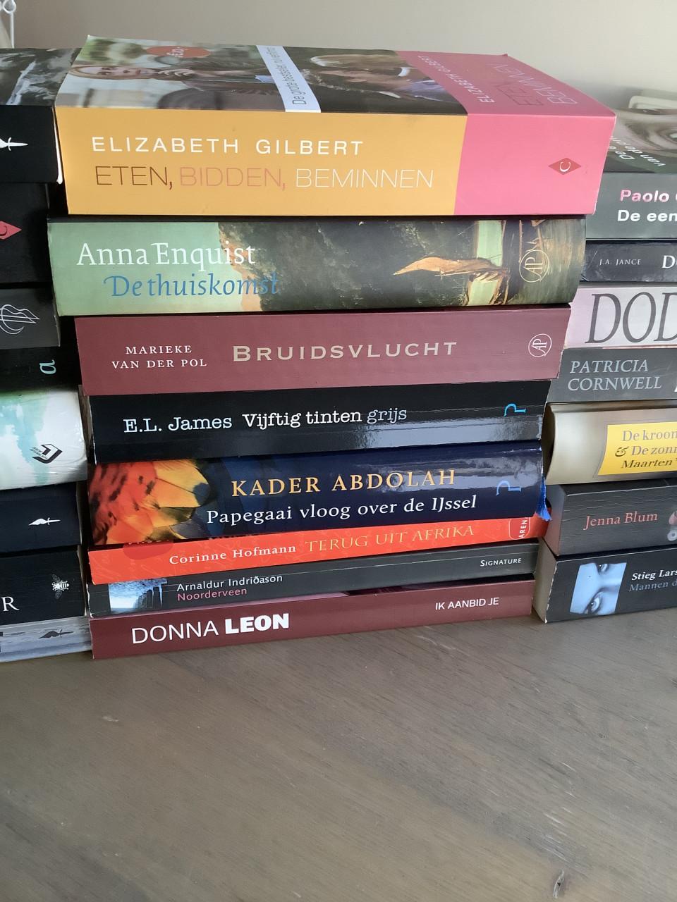 Stapel boeken, thrillers, romans en andere leuke boeken.