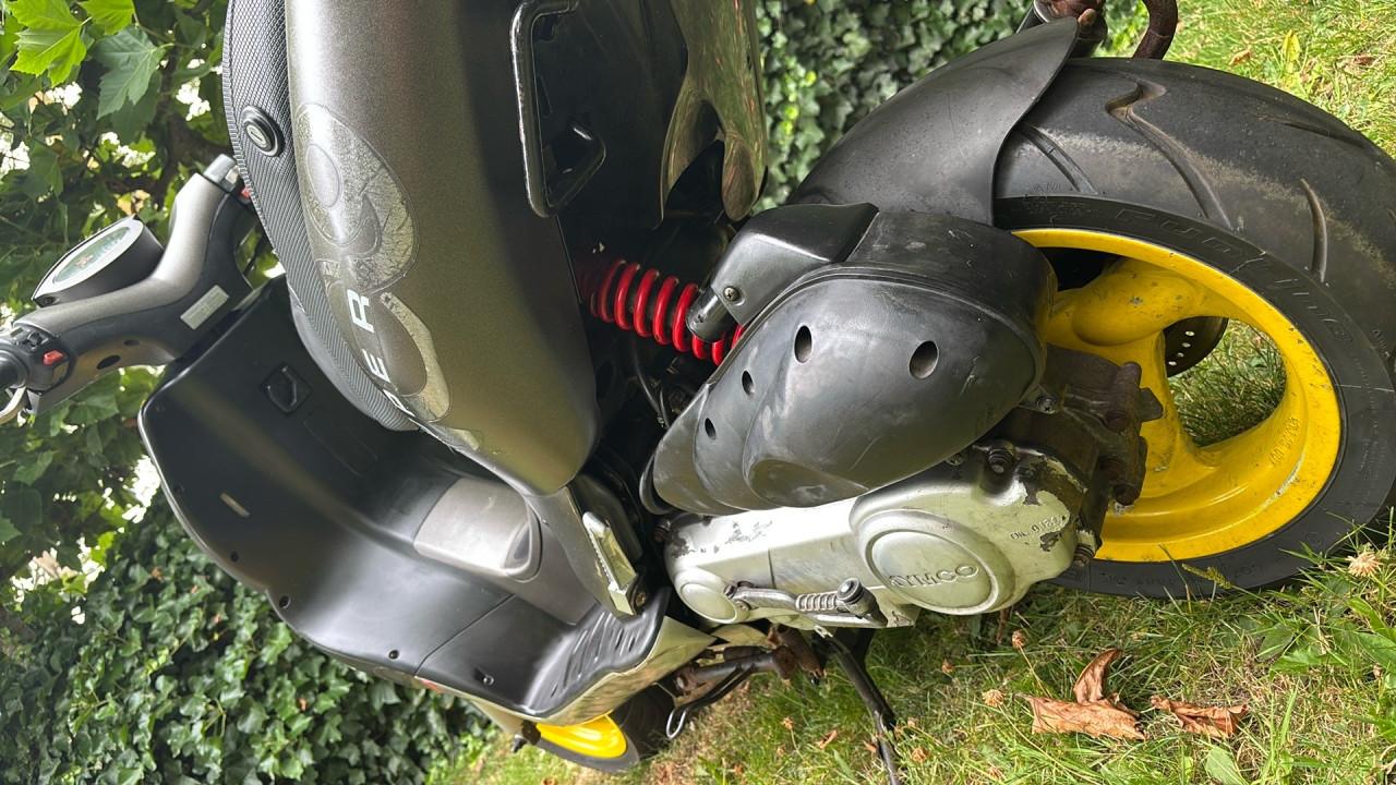 Kymco Super 9 LC 50cc geel kenteken