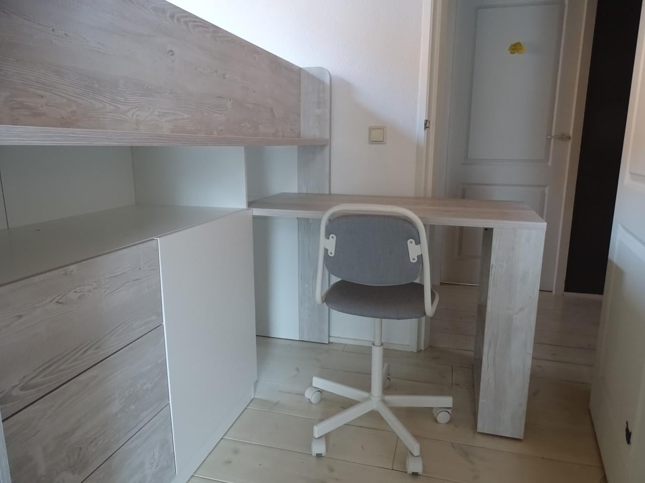 Halfhoogslaper Yolo wit/grijs eiken met bureau & kast, incl. matras