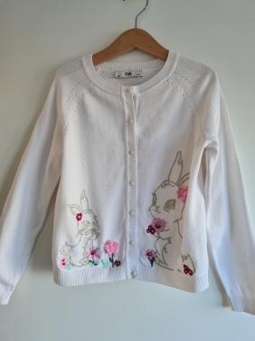 Heel leuk wit vestje met konijntjes en applicaties van C&A  Maat 128