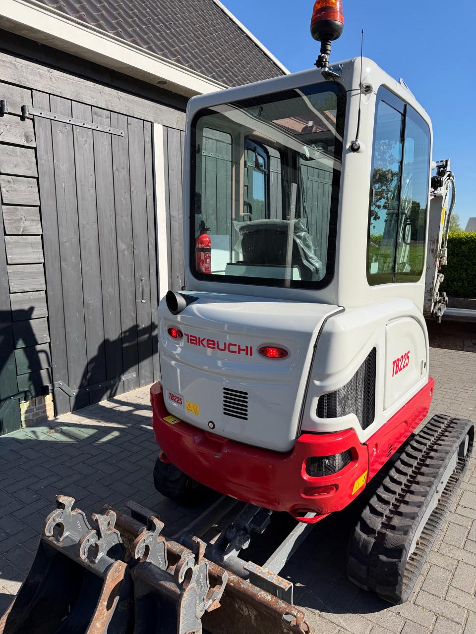 Takeuchi TB225 zo goed als nieuw!!