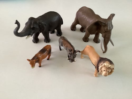 2 Olifanten, zwijn, leeuw en koe.  Merk: Schleich.   Koe: Bully.
