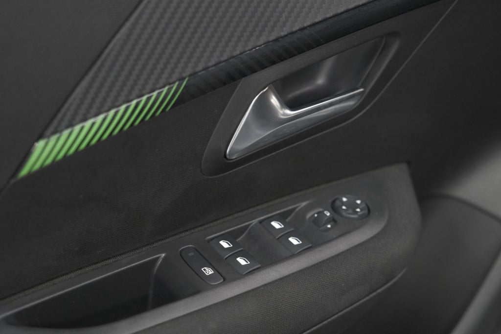 Peugeot 208 puretech 100 active | parkeersensoren | navigatie | apple carpl