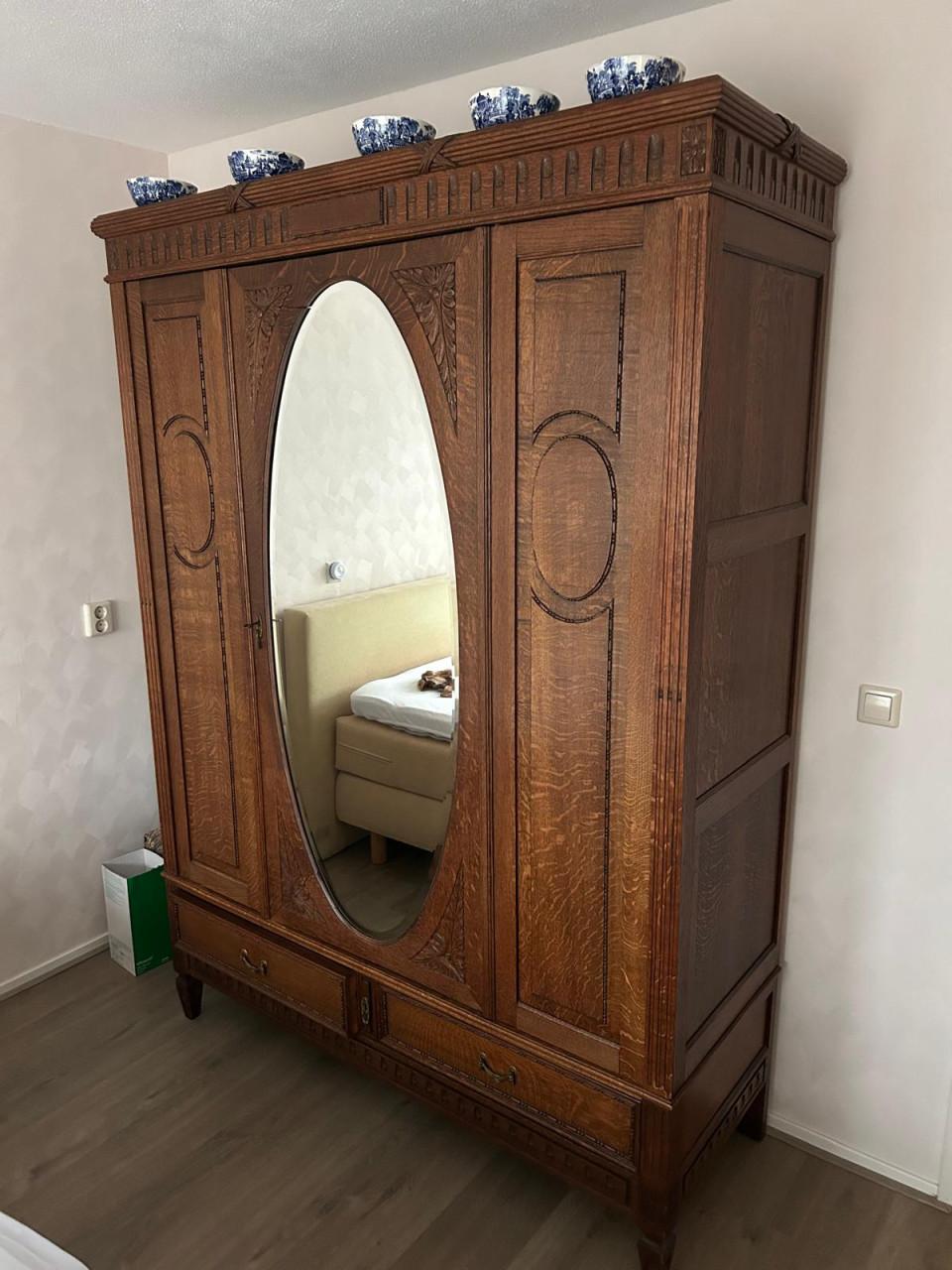 Massief houten Linnenkast met spiegel