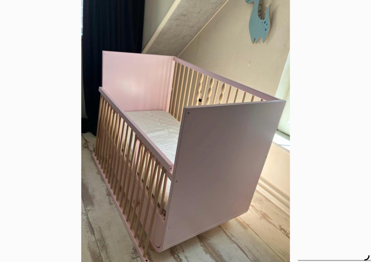 Roze babybedje met lade