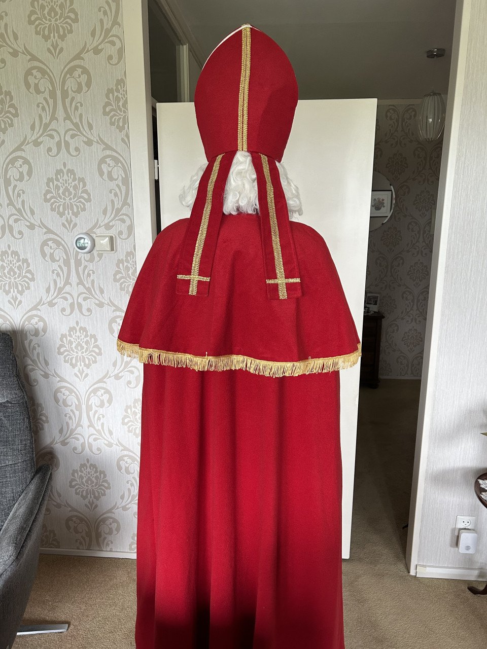 Sinterklaaspak en twee pieten pakken