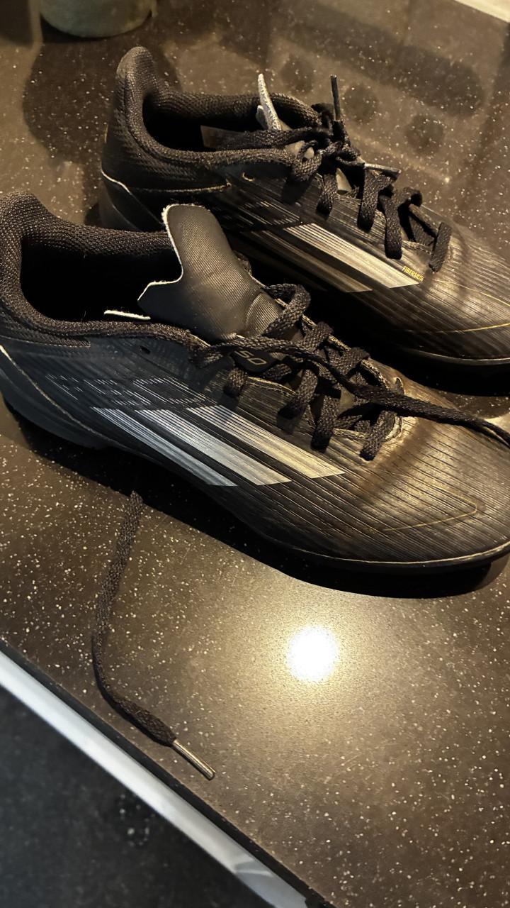 Adidas voetbalschoenen 2 paar, voor 1 prijs tezamen