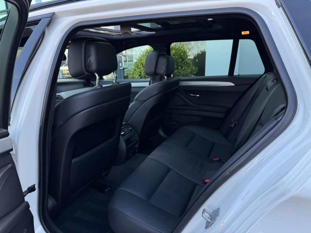 BMW 5 Serie touring 520d * leder * panoramadak * m pakket * dealer onderhou