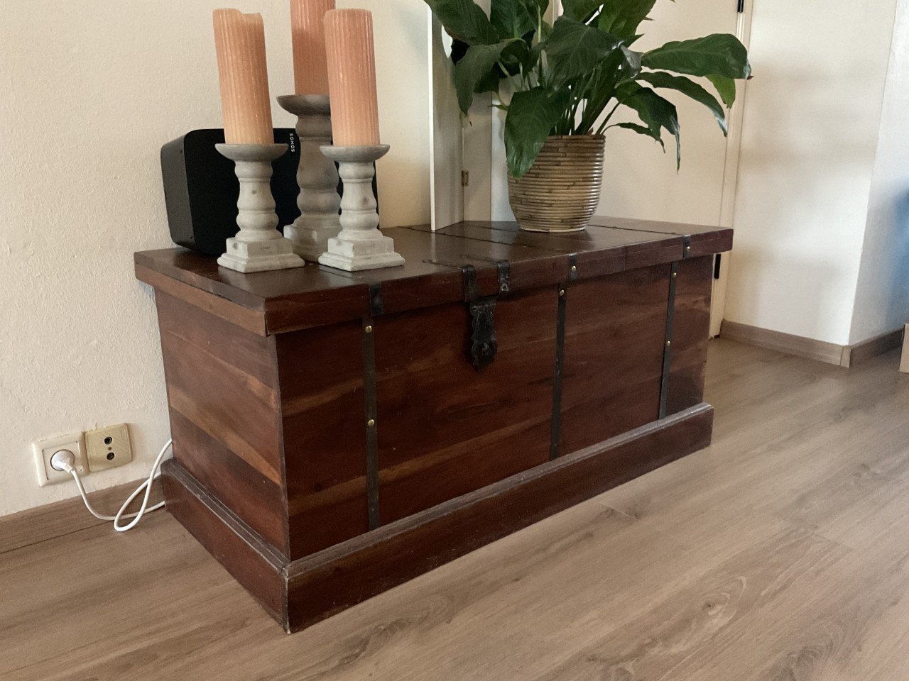 Koloniale houten kist / salontafel met opbergruimte