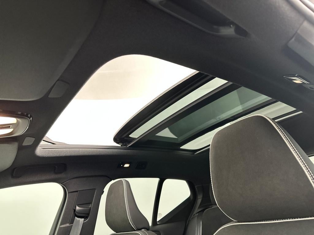 Volvo XC40 b4 197pk plus dark| pano| trekhaak| camera| elek.stoelen