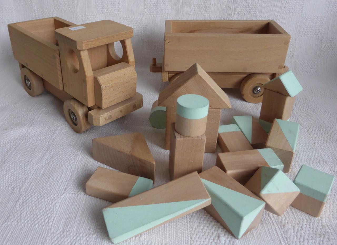 Houten vrachtwagen met blokken