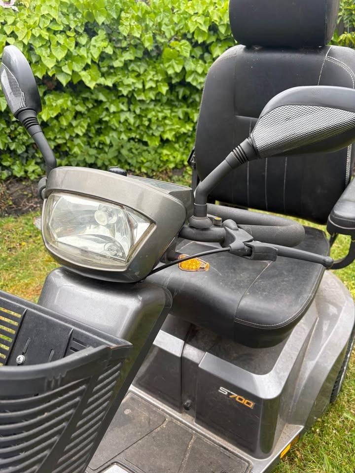 Nette en comfortabele Sterling S700 scootmobiel in goede staat.