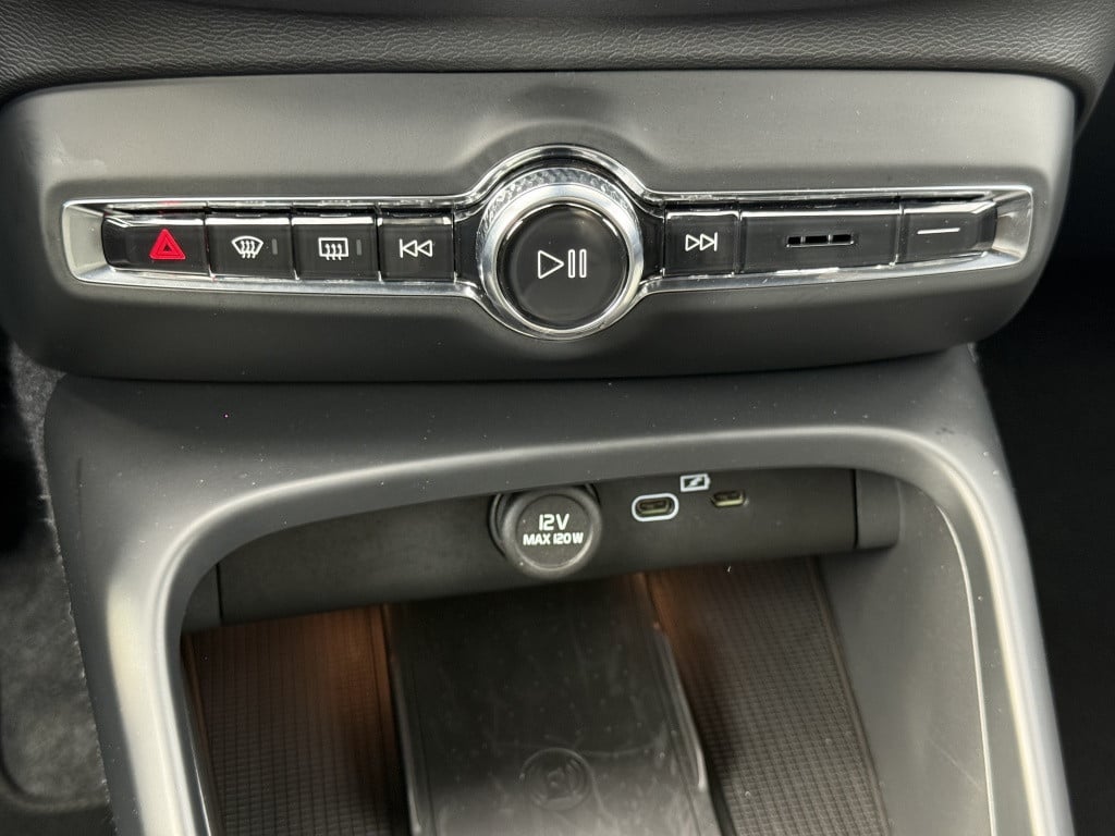 Volvo XC40 b4 197pk plus dark |adap.cruise| trekhaak | camera| elektrische
