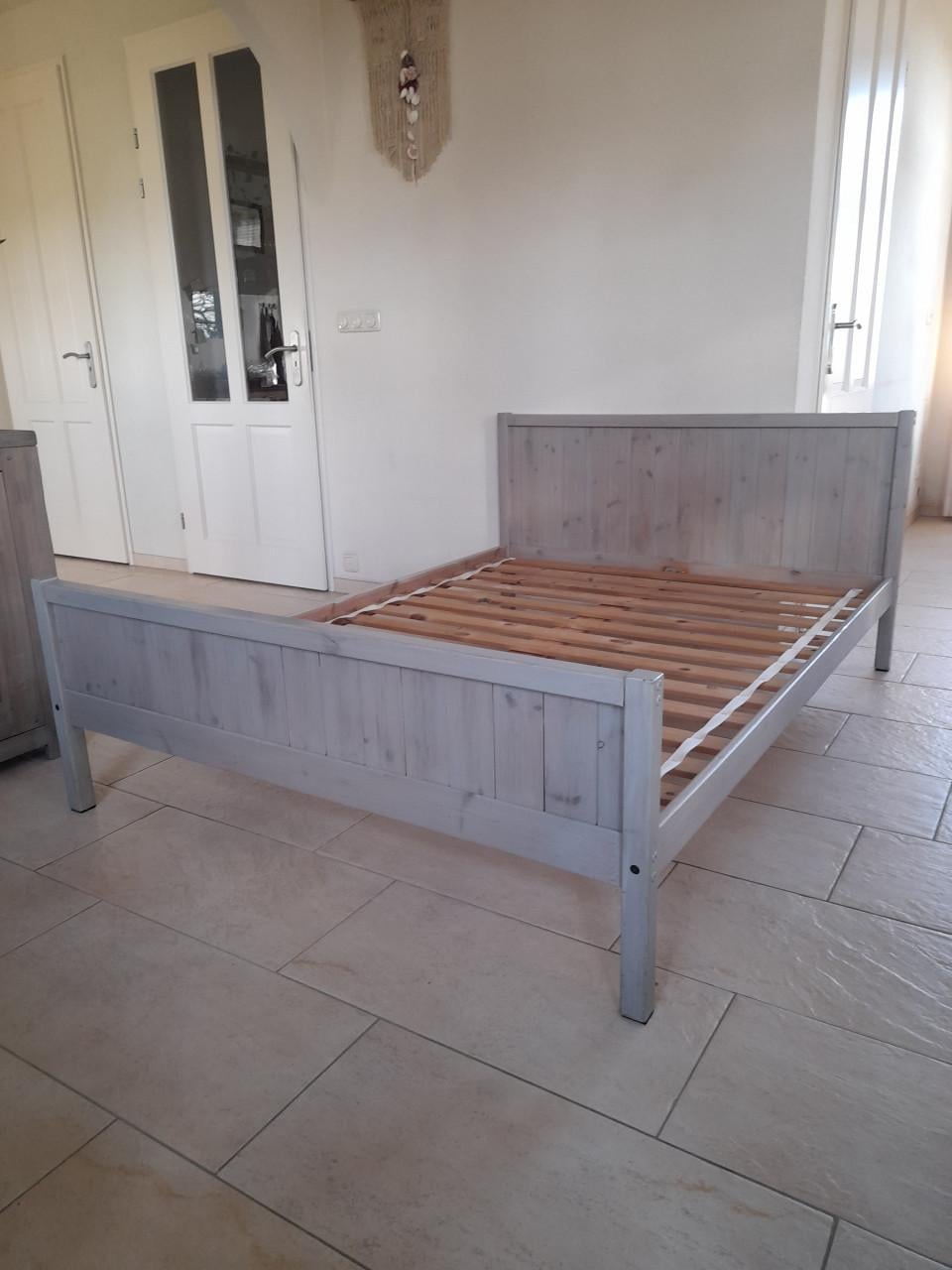 Massief houten bed 140 x 190 (in goede staat)