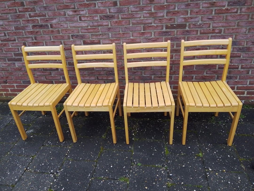 Vier mooie eetkamerstoelen met losse kussens
