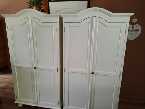 2 witte kasten