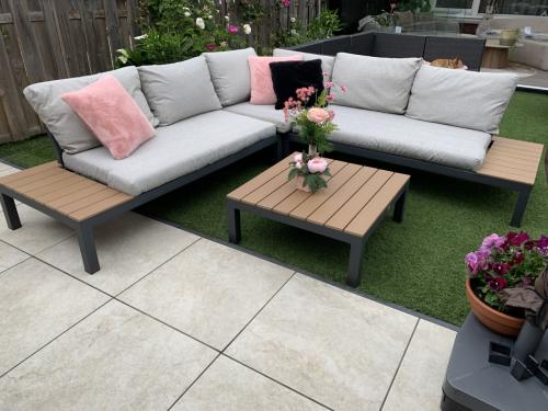 Aluminium loungeset met houten accenten, kussens en tafel