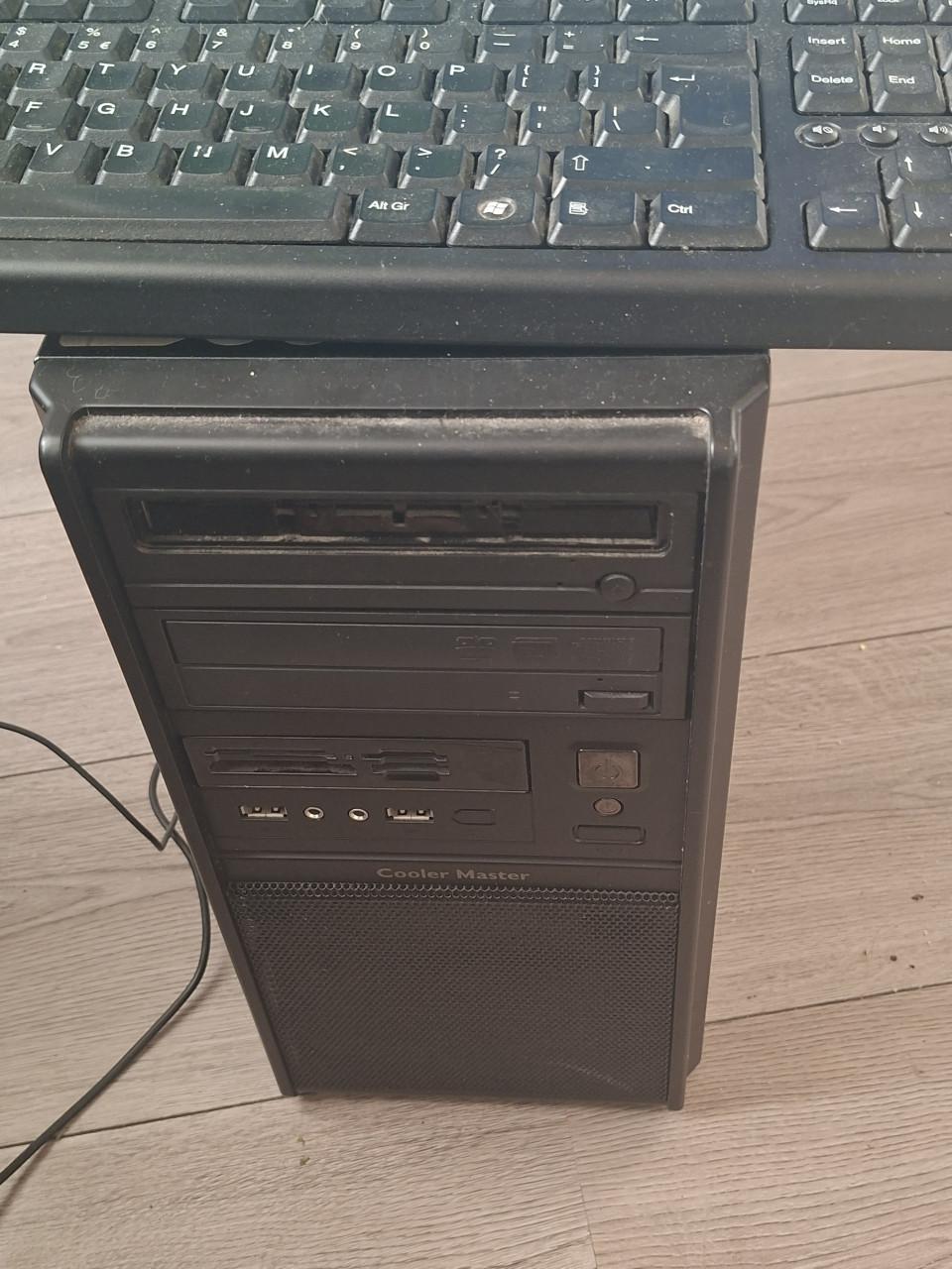 Pc: i3 quadcore, 6gb ram. Incl. Scherm