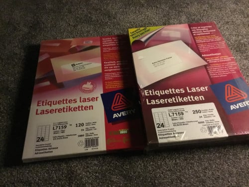 A vellen etiketten voor de printer