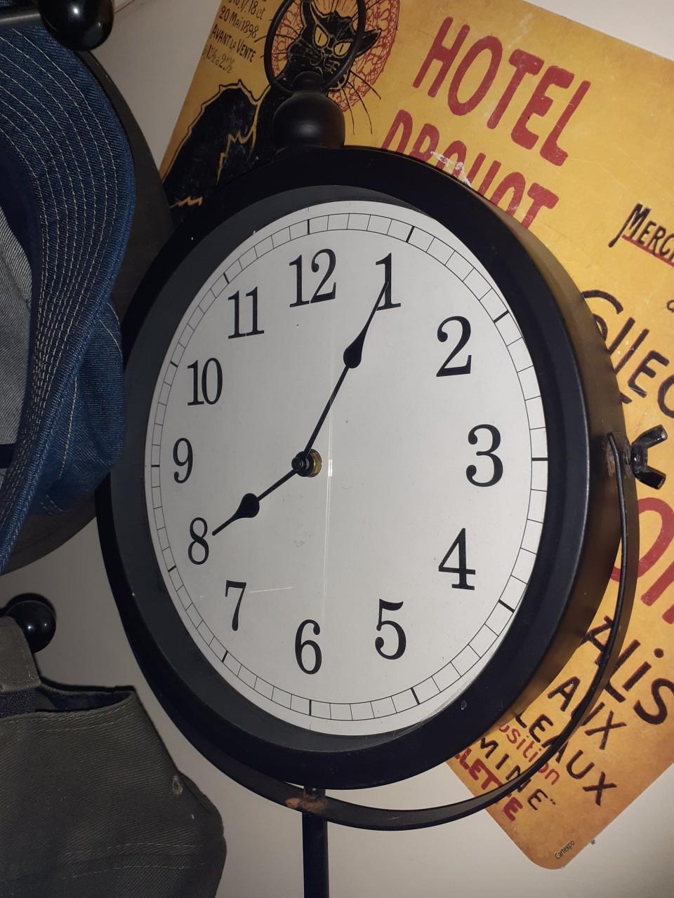 Grote Hangklok met zware koperen gewichten. & Diverse klokken