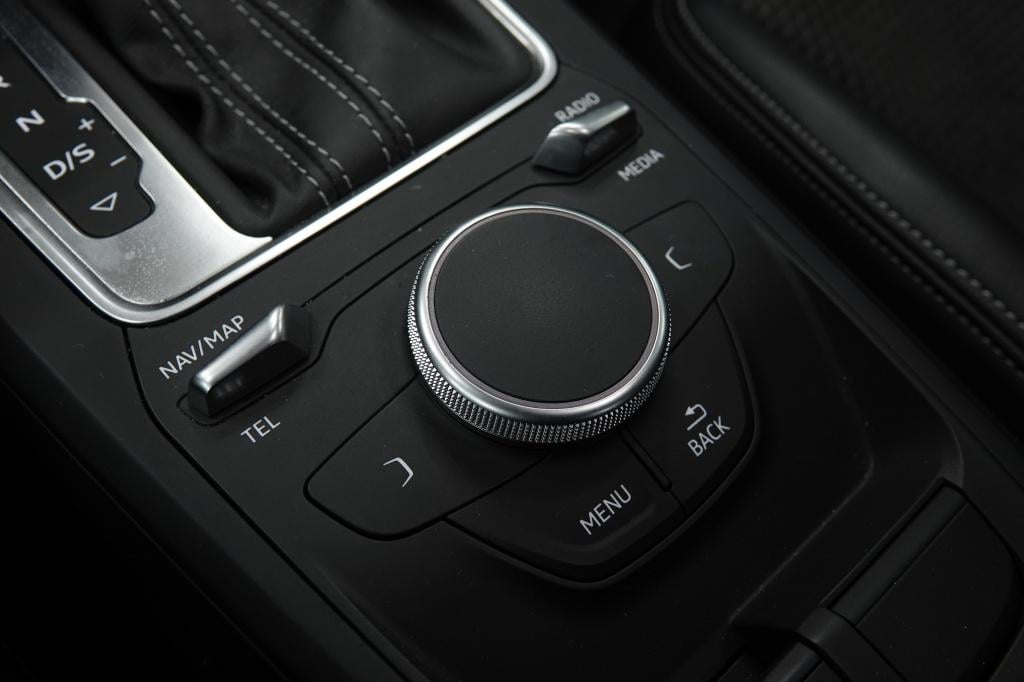 Audi Q2 40 tfsi | s line | pano | pdc | cruise |