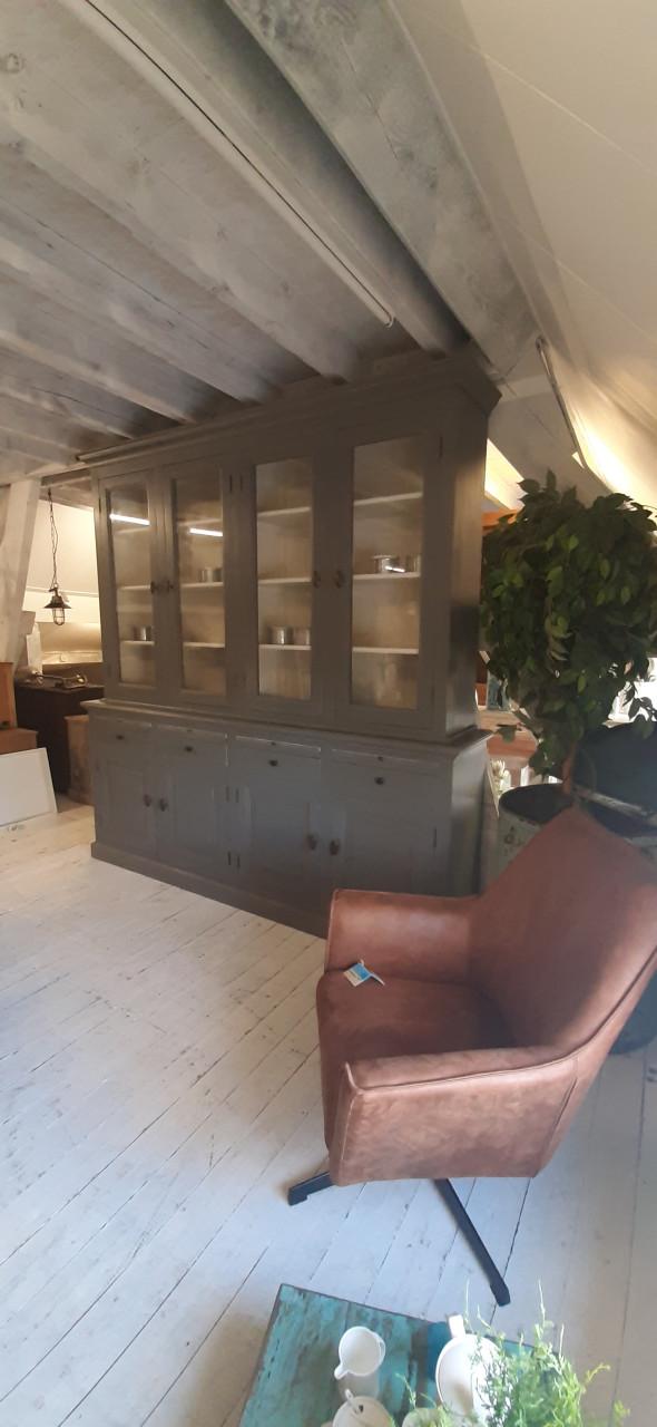 KASTEN IN ALLERLEI MATEN EN SOORTEN