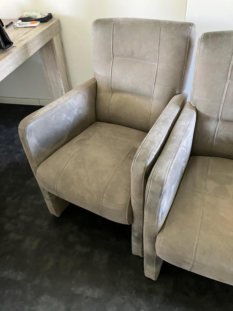 Te koop 4 eetkamerstoelen met wieltjes