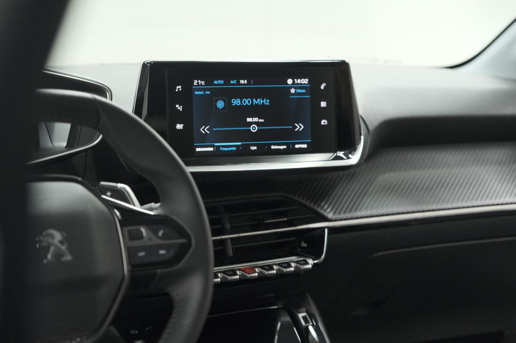 Peugeot 208 puretech 100 eat8 allure pack | camera | apple carplay | parkee