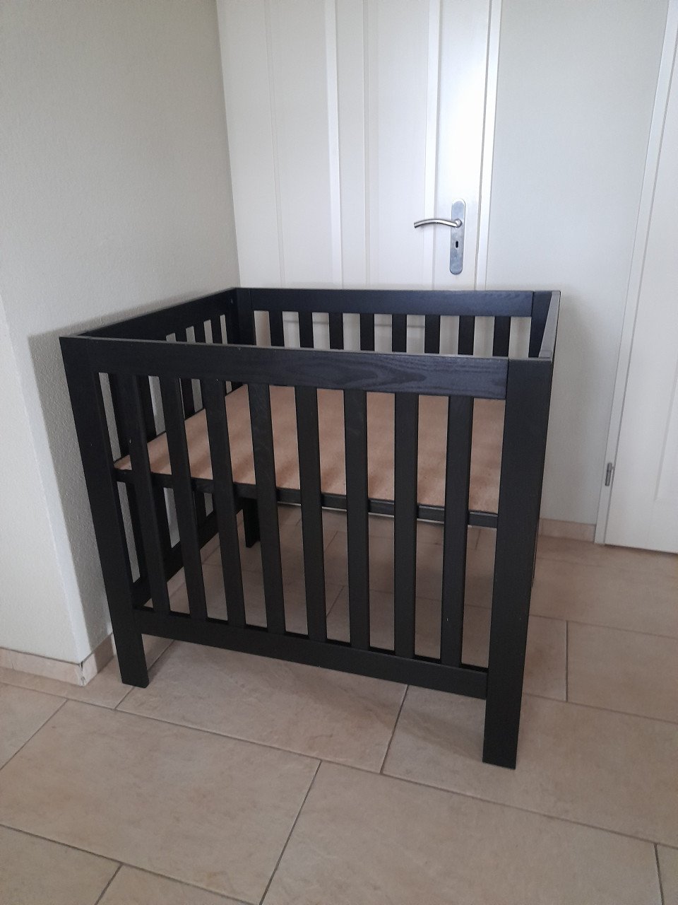 Zwarte box (in goede nette staat )  in hoogte verstelbaar!