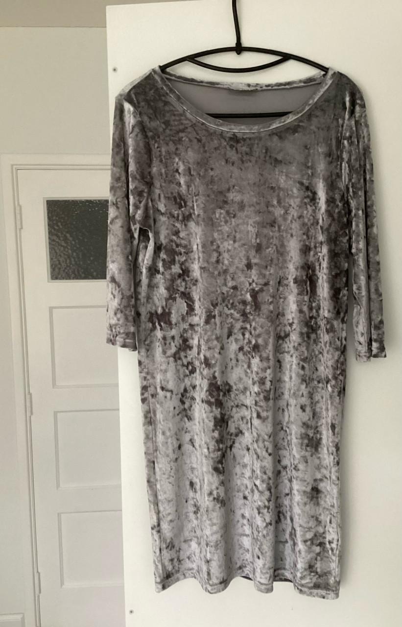 Fluwelen jurk zilverkleurig maat L zgan