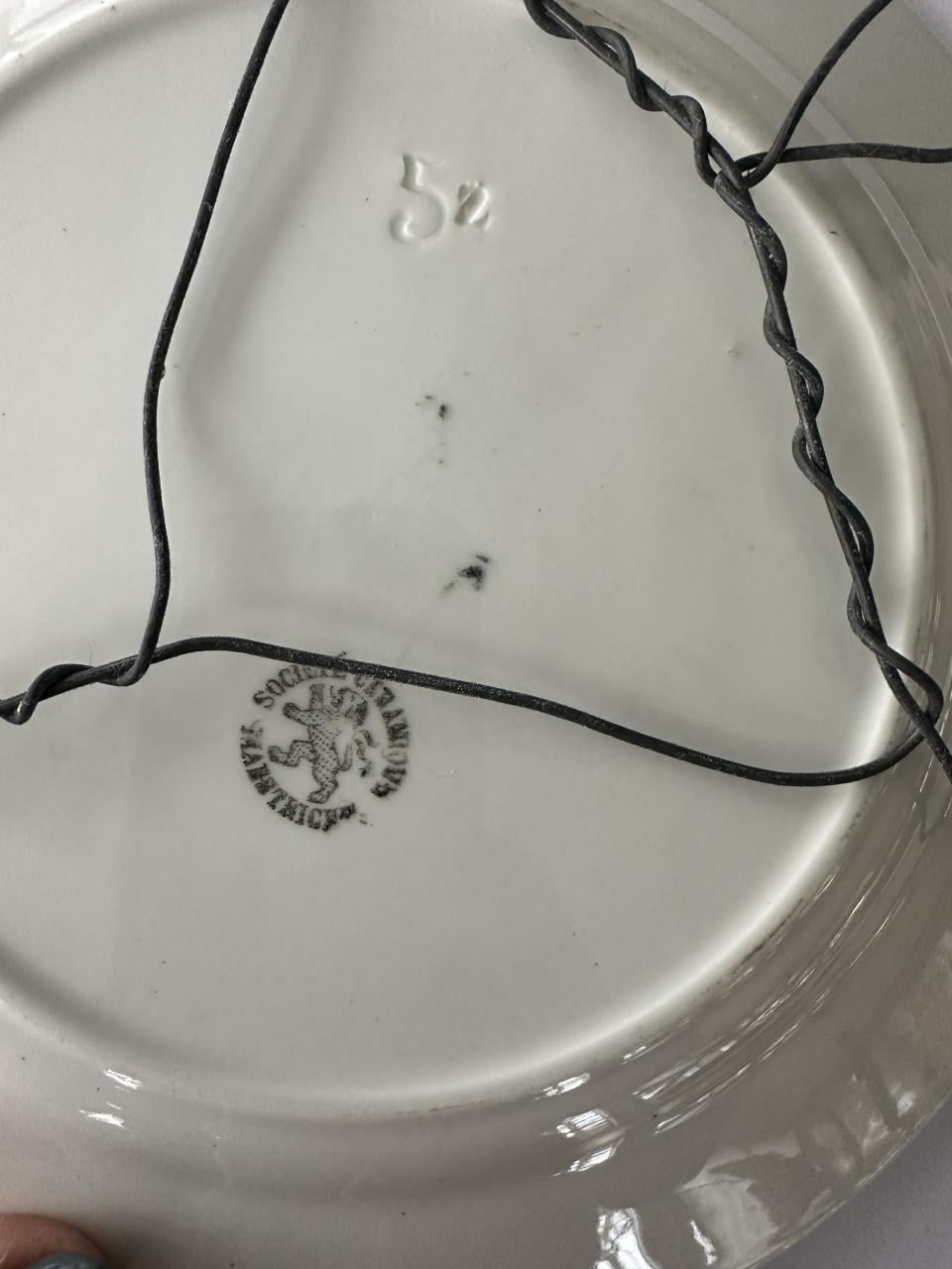 Diverse antieke borden en beeldjes