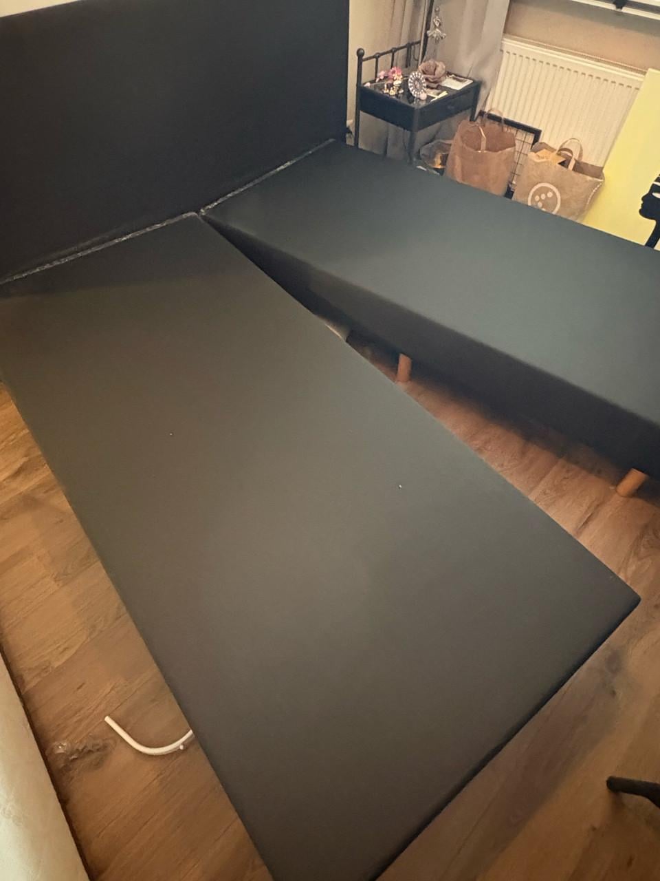Grote zwarte boxspring met 2 aparte bedden.(Exclusief matrassen).