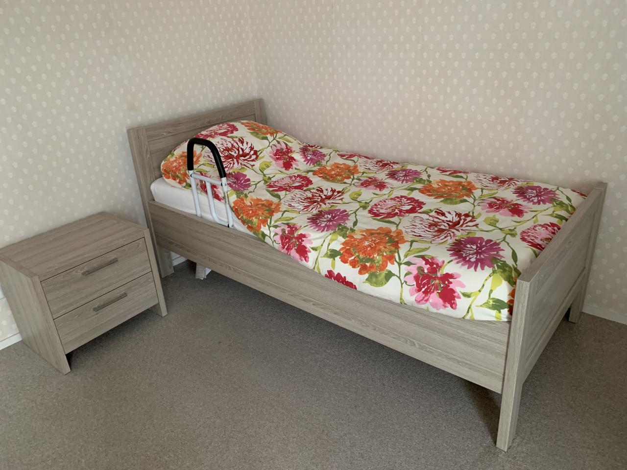 Seniorenbed met nachtkastje