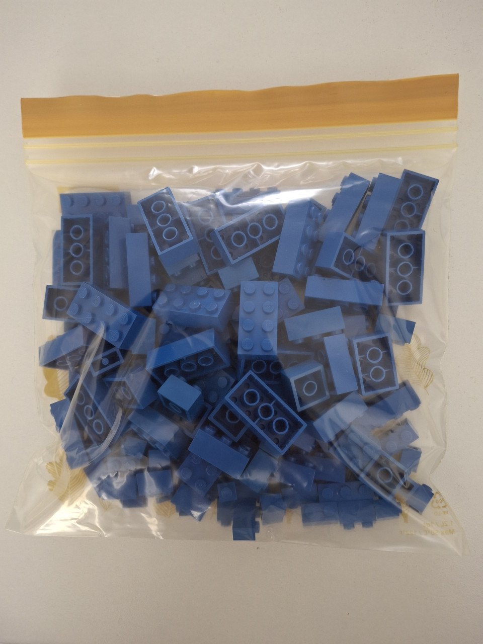 Zakje gesorteerde blauwe legoblokjes