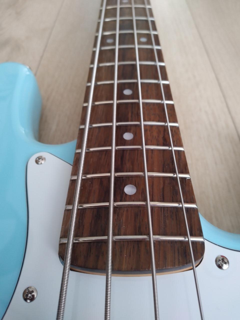 Squier Classic Vibe Jazz Bass Daphne Blue 2025 + extra's, 300 euro.