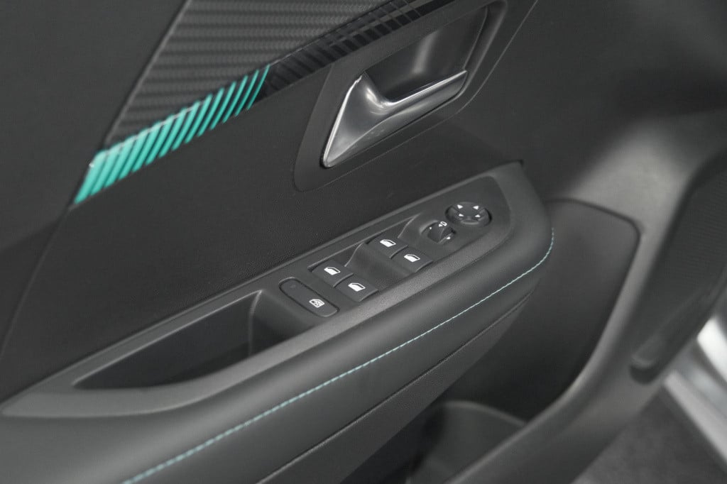 Peugeot 208 puretech 100 allure | camera | navigatie | parkeersensoren | ap