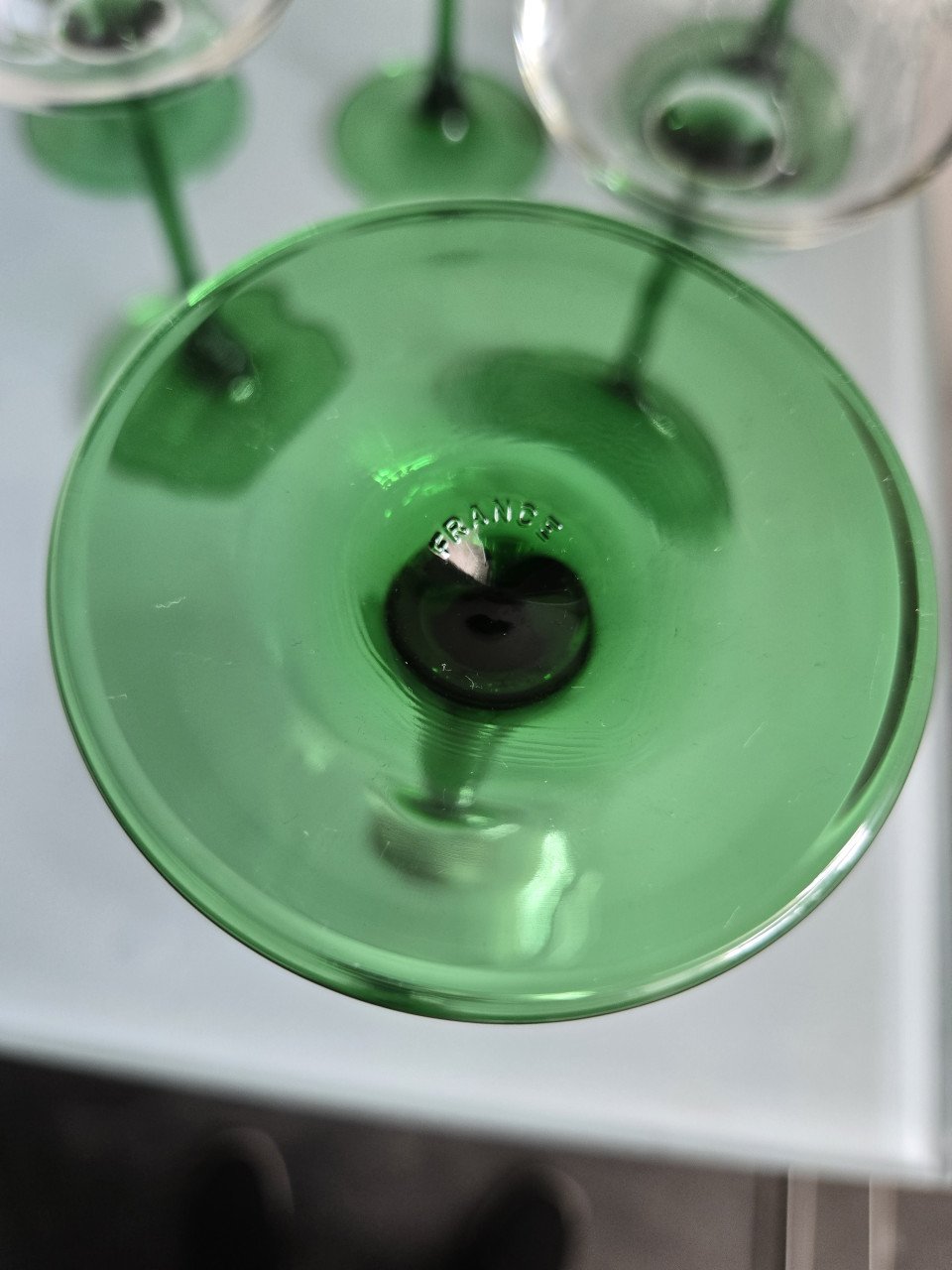 6 wijnglazen met groene voet France H 16cm