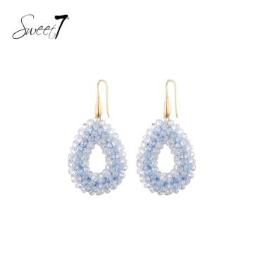 Oorbellen lichtblauw kralen in druppelvorm met goudkleurige haak