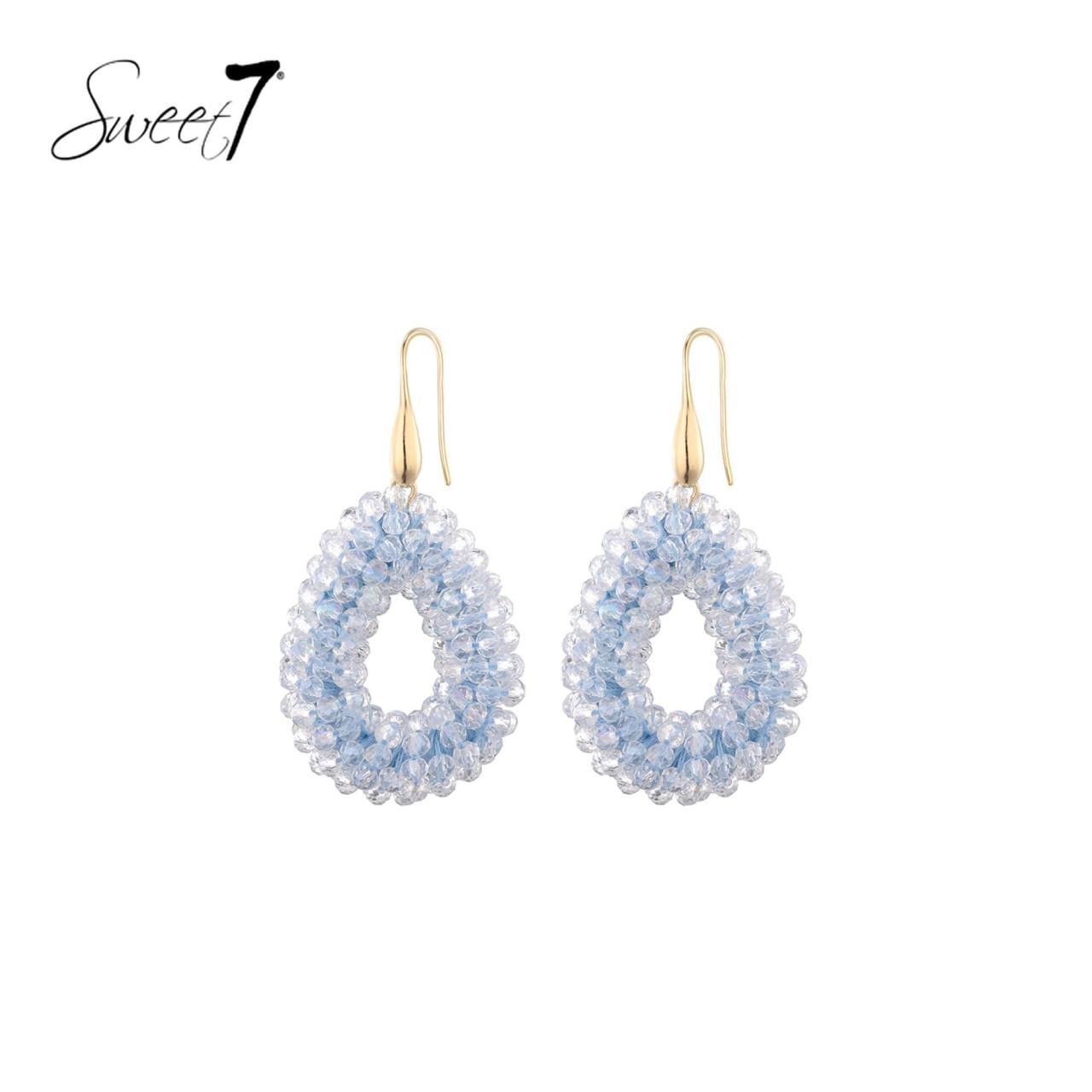 Oorbellen lichtblauw kralen in druppelvorm met goudkleurige haak