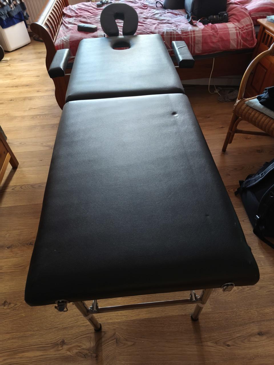 Te koop aangeboden draagbare uitklapbare massagetafel.
