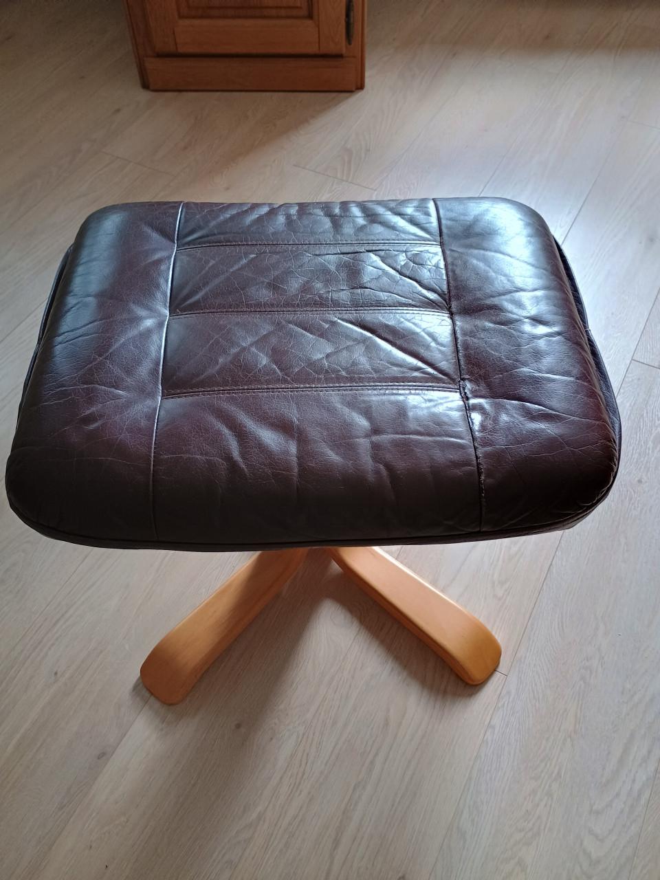 Te koop: lederen stoel inclusief voetenbankje