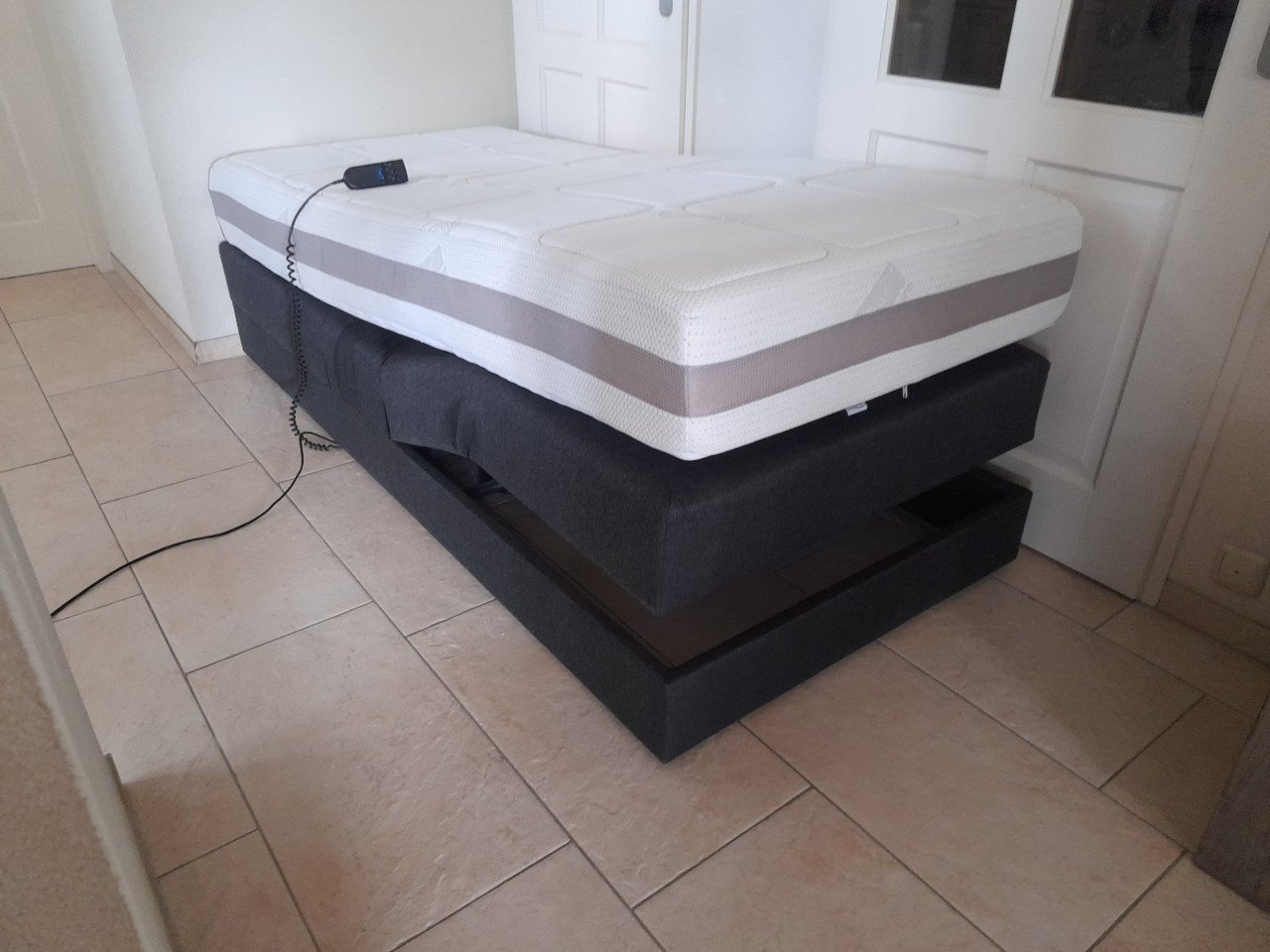 Elektrisch verstelbare Boxspring 90 x 200 (in goede  nette staat )