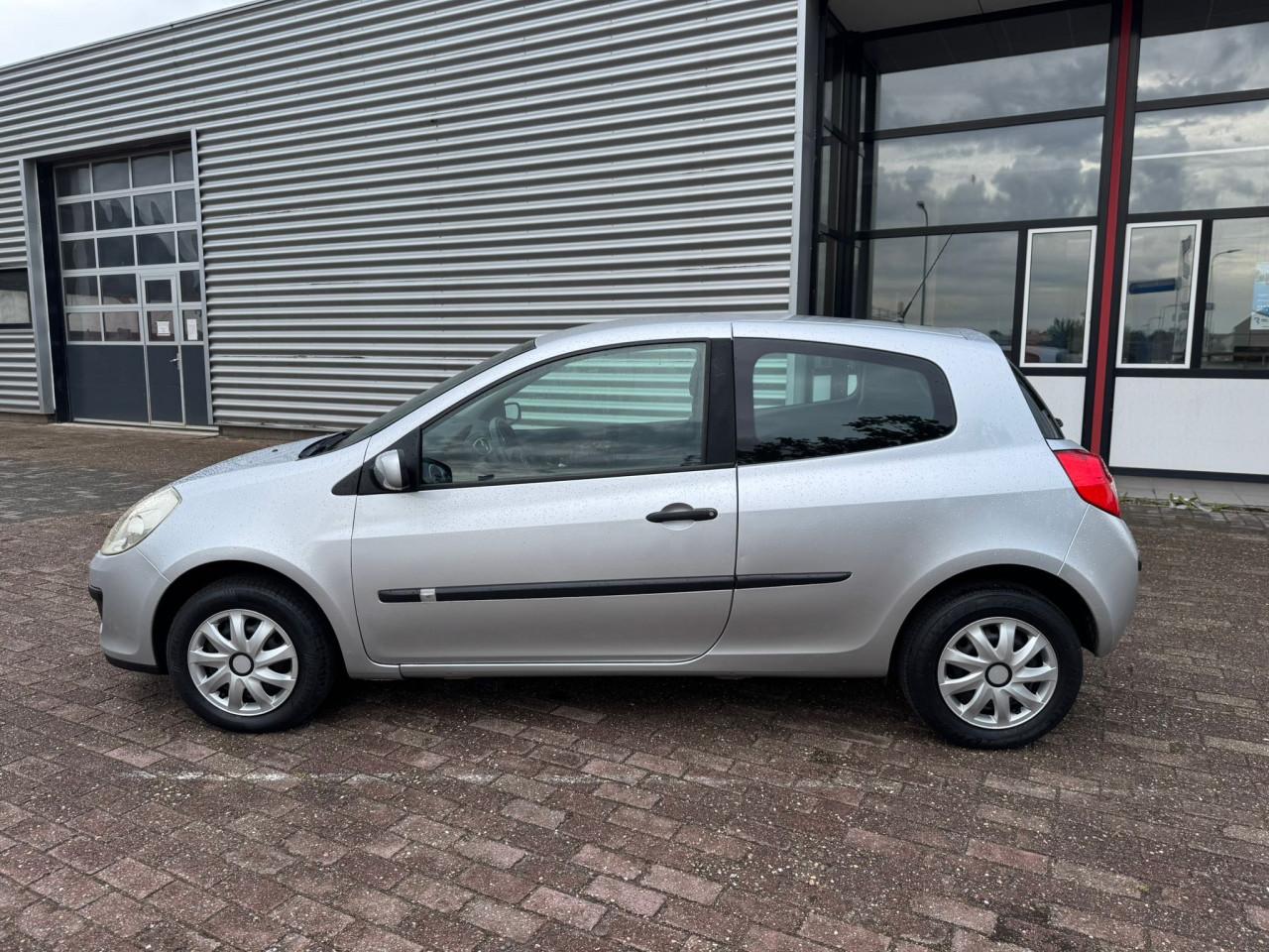 Renault clio automaat bj 2006 1250 euro