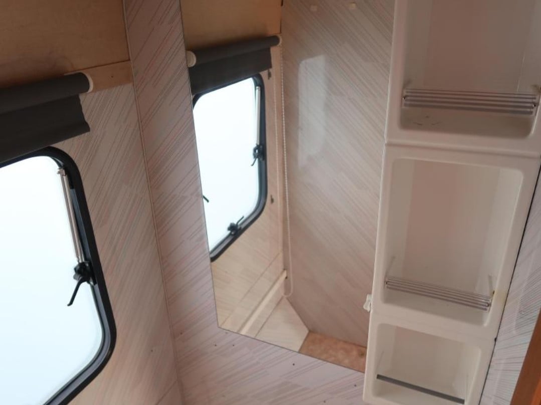 Adria 4158 TD caravan met voortent – charmant project met potentieel!