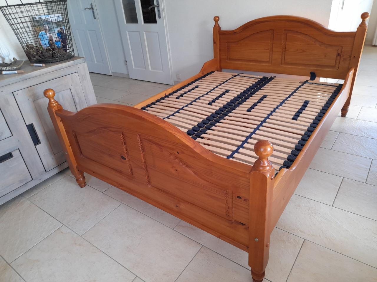 Massief houten bed 140 x 190 (in goede staat )