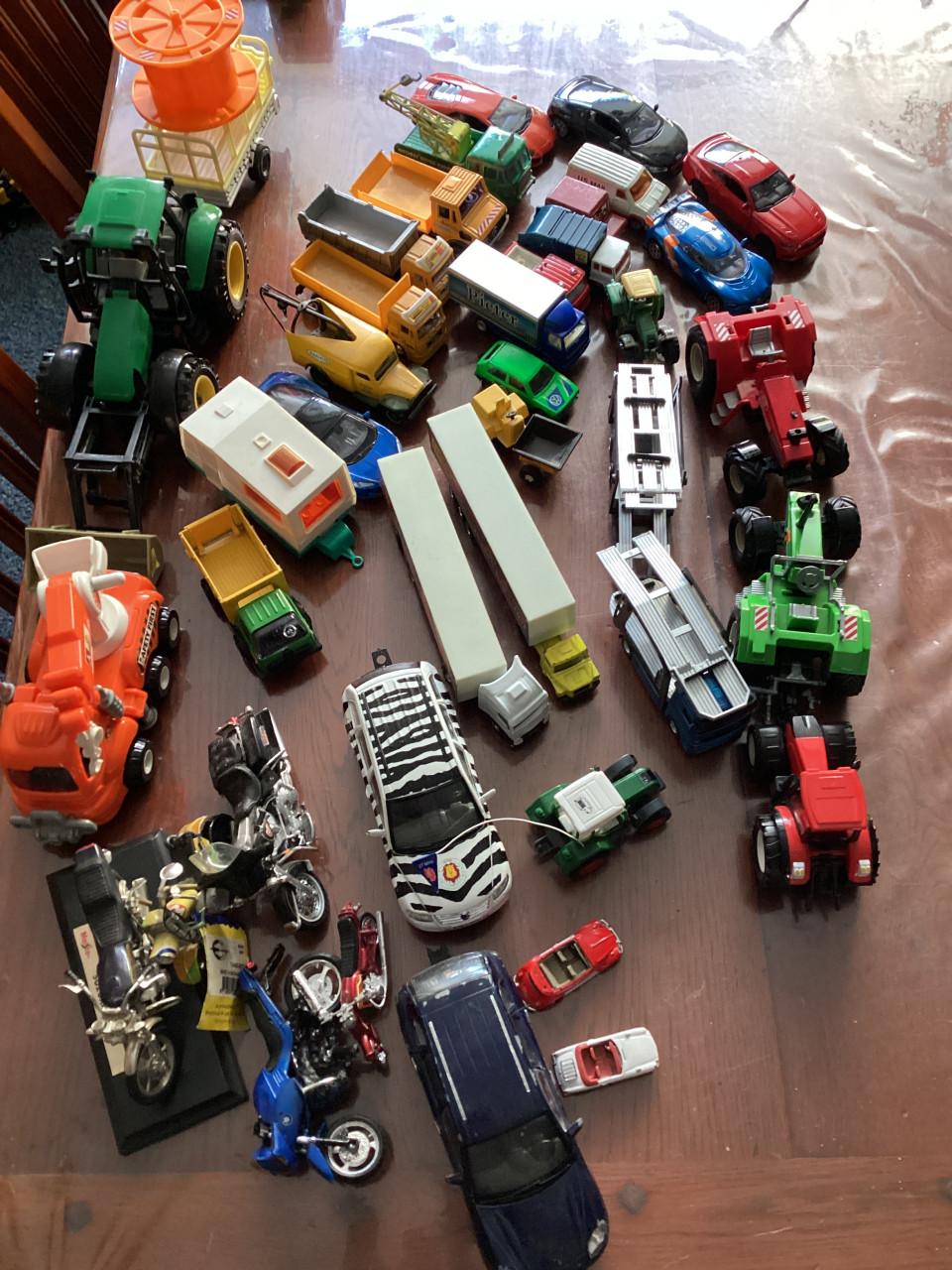 Partij van 40 stuks Speelgoed auto’s en tractors enz