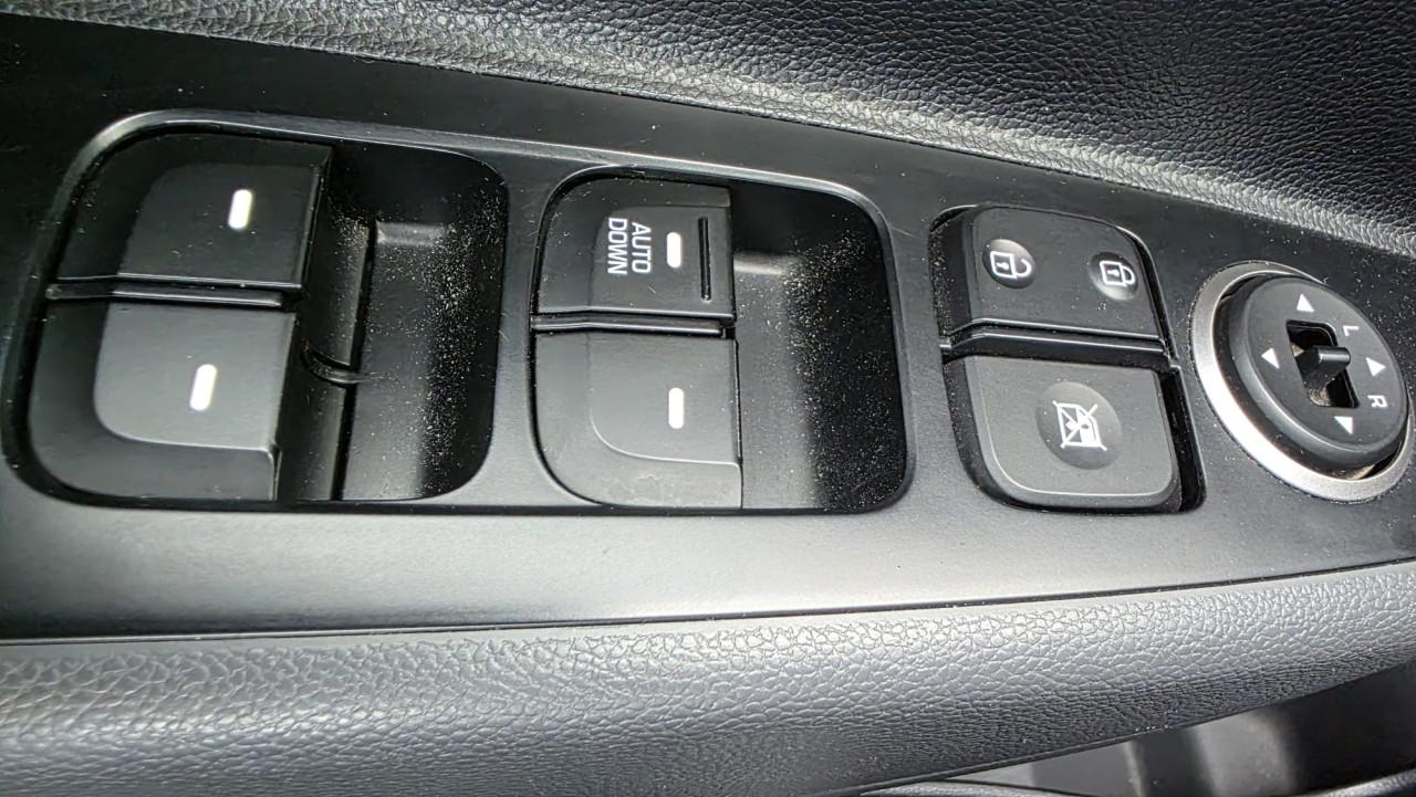 Hyundai I10 2019 met 69300 km Zwart met rode spiegels en sierstrippen.