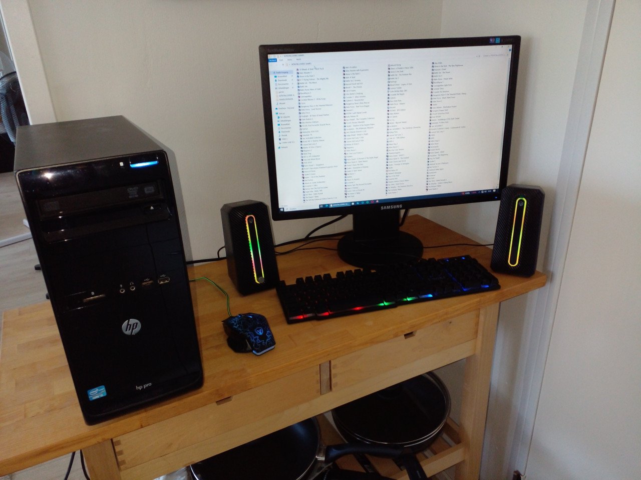 Complete computerset met monitor, wifi en veel classic games.