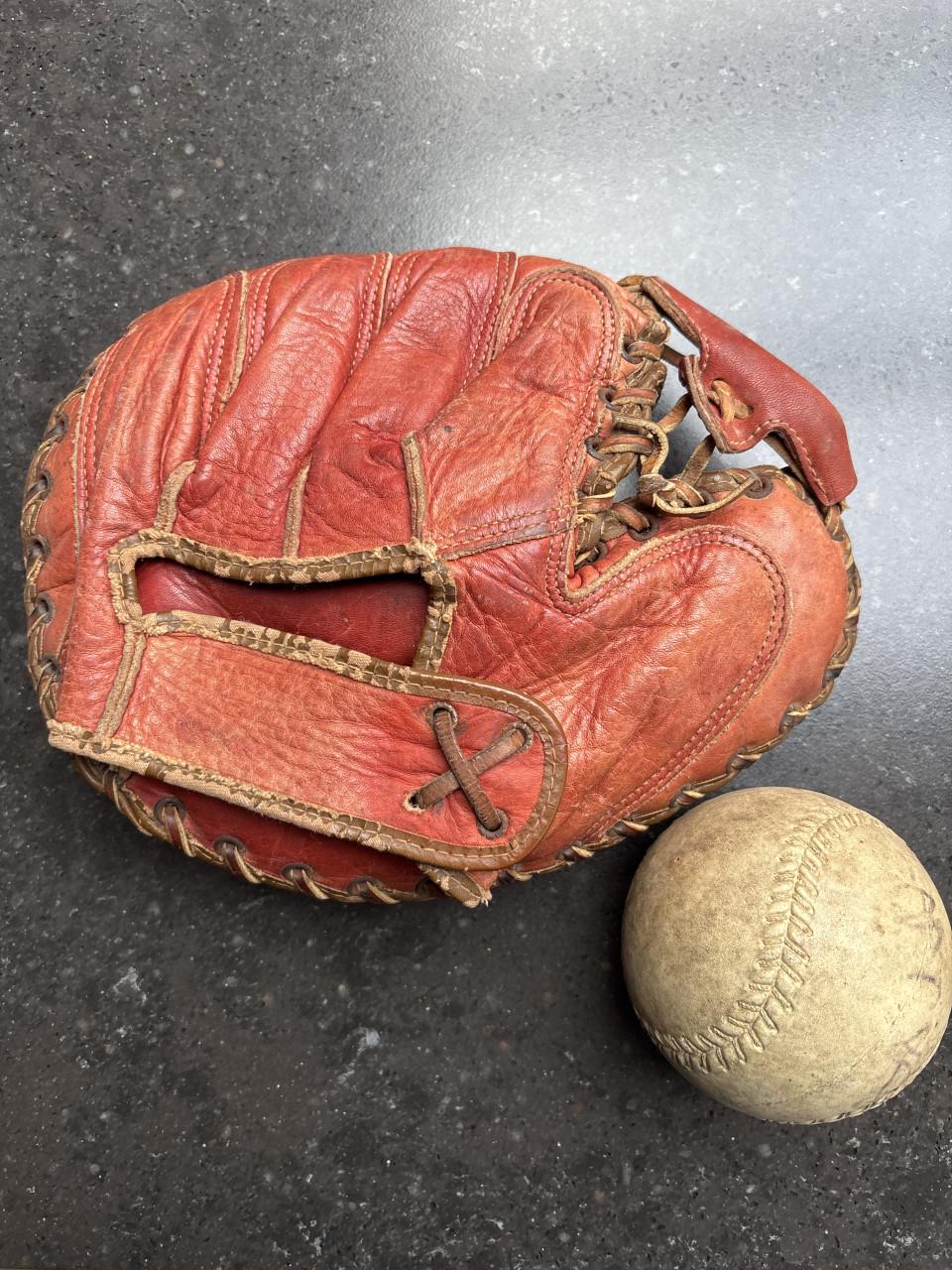 Zeldzame Rode 'Olympian' Honkbalhandschoen + Bal
